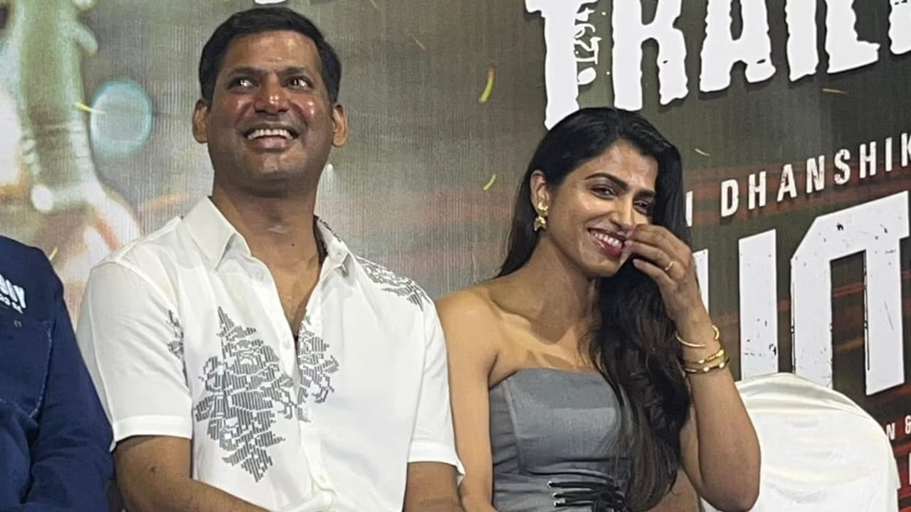 ఆగస్గు 29న పెళ్లికి ముహూర్తం నిర్ణయించారు. పెళ్లి తర్వాత ధన్సిక నటిస్తారా? లేదా? అనే విషయం తెలియాల్సి ఉంది. విశాల్ ఆనందంగా ఉండటమే తన ధ్యేయమని చెప్పారు ధన్సిక. ఆమె మాట్లాడుతున్నంత సేపు విశాల్ సిగ్గు పడటం సోషల్ మీడియాలో వైరల్ అవుతోంది.