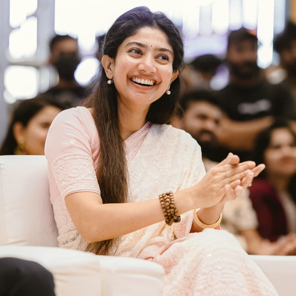 నార్త్ రామాయణం రెండు భాగాలుగా విడుదల కానుంది. అయినా, సాయిపల్లవికి అడవుల్లో షూటింగ్ చేయడం కొత్తేమీ కాదు. విరాటపర్వం షూటింగ్ సమయంలోనే ఆమెకు ఫారెస్ట్ లో షూట్ ఎక్స్ పీరియన్స్ ఉంది. ఈ విషయాన్ని గుర్తుచేసుకుంటున్నారు ఫ్యాన్స్.