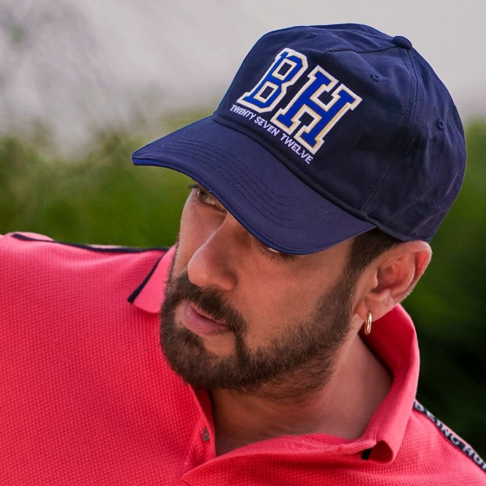 అయితే రాజ్‌కుమార్‌ స్క్రిప్టును హోల్డ్ లో పెట్టేశారట సల్మాన్‌ . అపూర్వ లఖియా చెప్పిన ఆర్మీ బేస్డ్ యాక్షన్‌ థ్రిల్లర్‌ నచ్చడంతో దానికి గ్రీన్‌ సిగ్నల్‌ ఇచ్చేశారట. 'ఇండియాస్‌ మోస్ట్ ఫియర్‌లెస్‌ త్రీ' అనే నవల ఆధారంగా అపూర్వ లఖియా స్క్రిప్ట్ చేశారని టాక్‌. 