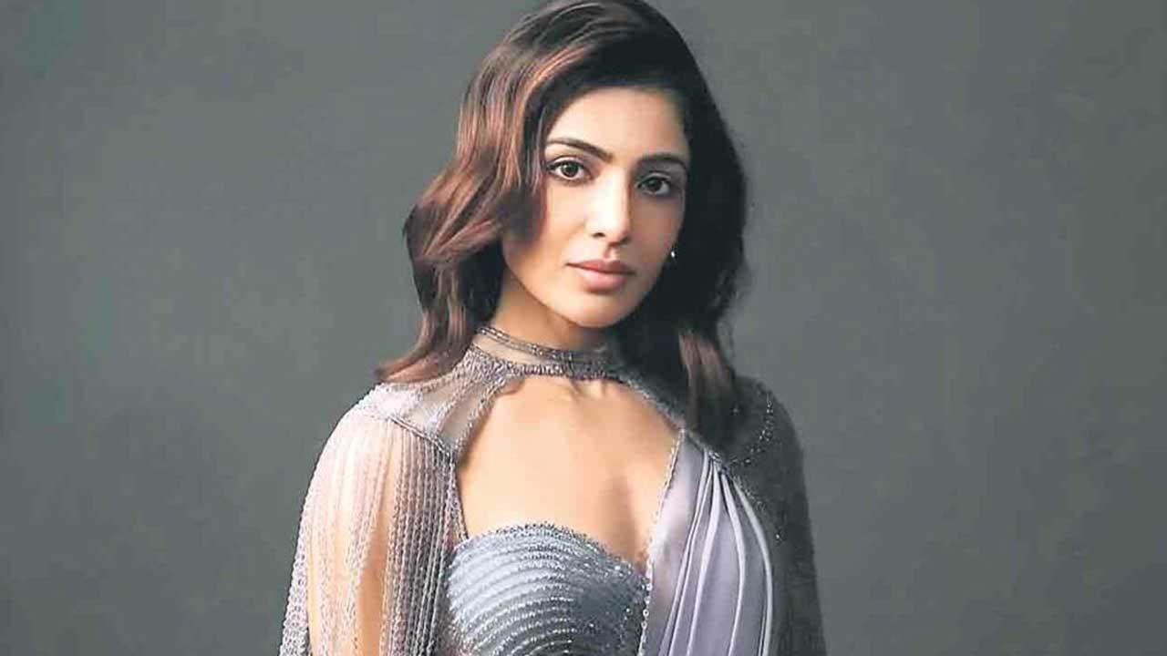  ఇక ఈ ముద్దుగుమ్మ ఇవే కాకుండా పలు హిట్ సినిమాలు కూడా వదులుకుంది. అందులో మెగా హీరో రామ్ చరణ్‌, అల్లు అర్జున్ కాంబోలో వచ్చిన సినిమా ఎవడు. అయితే ఈ సినిమాలో మొదటగా సమంతను హీరోయిన్ గా అనుకున్నారంట కానీ, సమంత అనారోగ్య సమస్యలతో బాధపడుతనున్నందున ఈ సినిమాను రిజక్ట్ చేసిందంట.