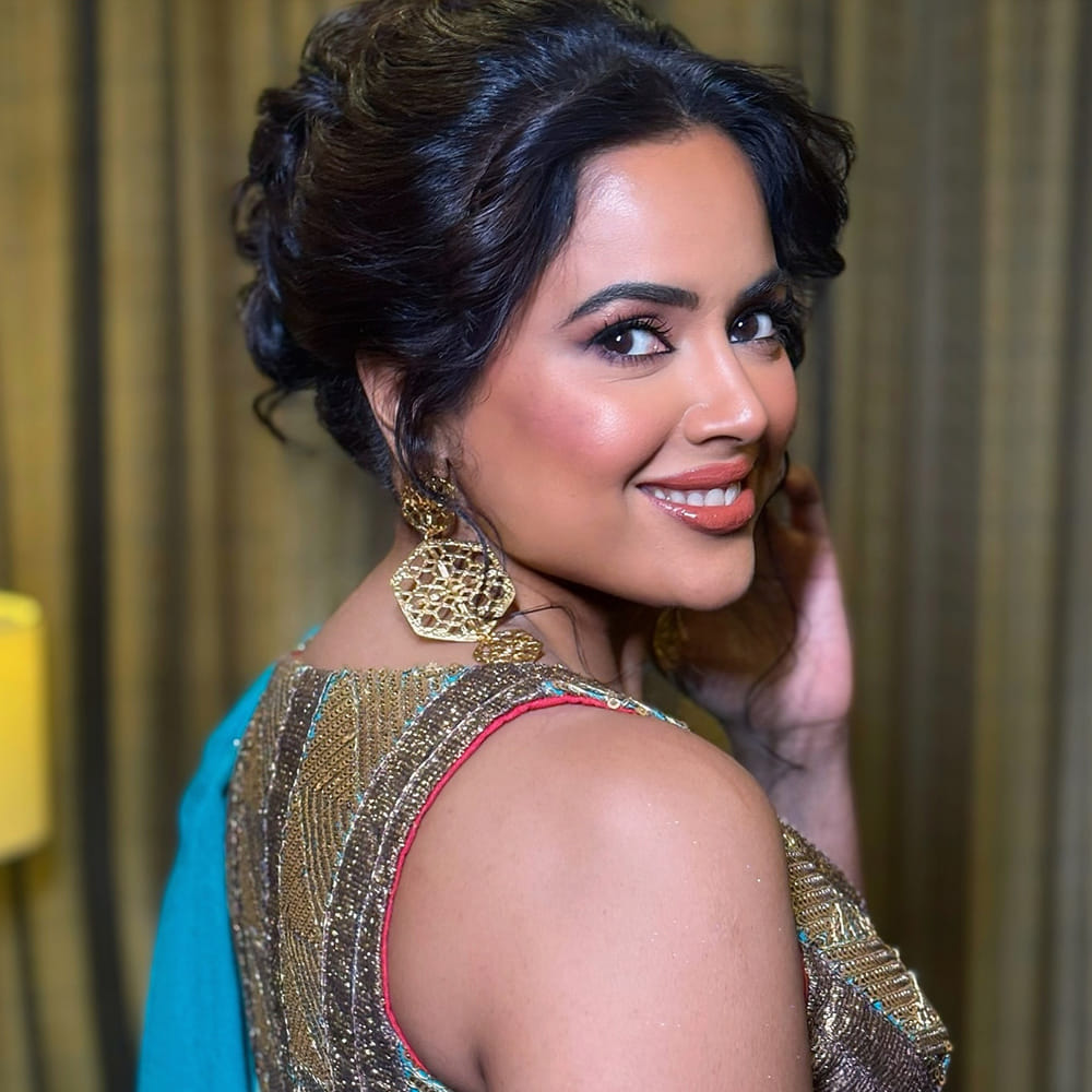 ఆమె మరెవరో కాదండి.. టాలీవుడ్ హీరోయిన్ సమీరా రెడ్డి. 2002 హిందీ చిత్రం 'మెమ్మే దిల్ తుజ్కో దియా'లో తొలిసారిగా నటించింది. ఆ తర్వాత డైరెక్టర్ గౌతమ్ మీనన్ దర్శకత్వం వహించిన వారణం ఆయిర్ సినిమా ఆమె కెరీర్ మలుపు తిప్పింది. 