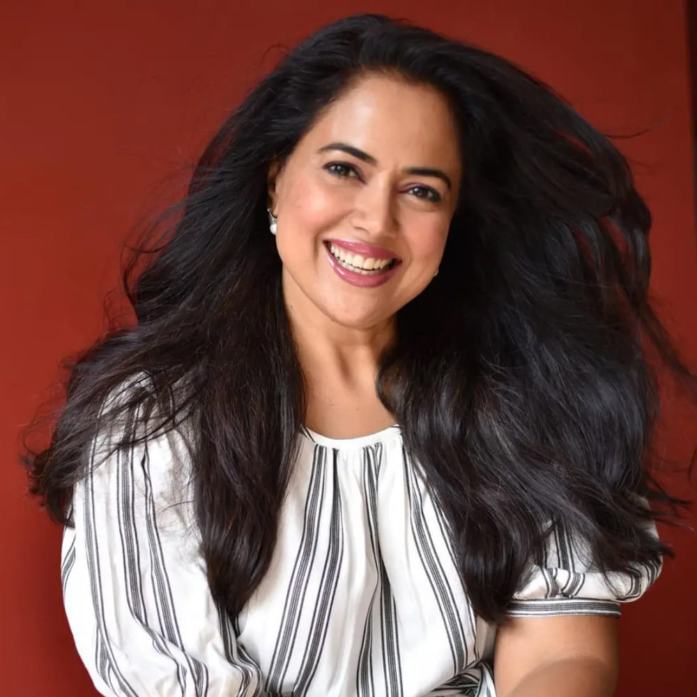 పెళ్లి తర్వాత చాలా కాలం విరామం తర్వాత సమీర మోహన్ లాల్ తో కలిసి 'ఒరుణాల్వారం' సినిమాలో నటించింది. అలాగే ఇప్పుడు సోషల్ మీడియాలో చాలా యాక్టివ్ గా ఉంటూ రెగ్యులర్ గా ఫోటోస్ షేర్ చేస్తుంది. 