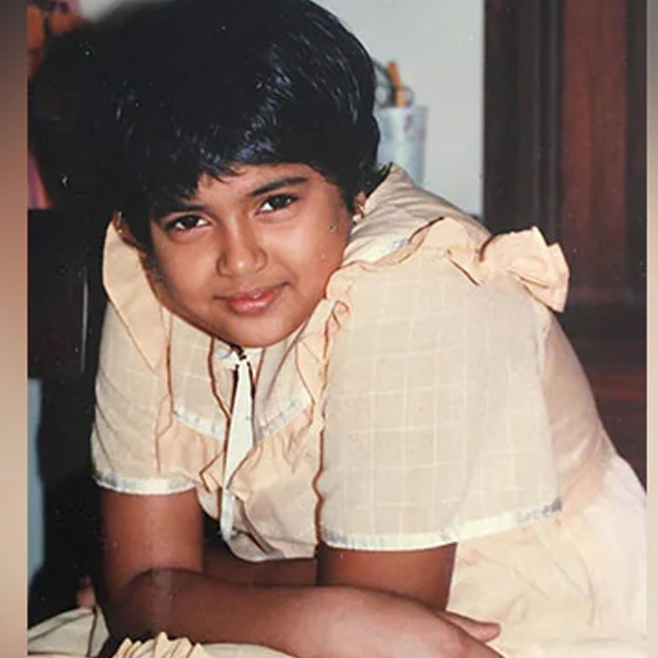 పైన ఫోటోలో కనిపిస్తున్న చిన్నారి ఒకప్పుడు సౌత్ ఇండస్ట్రీలో తోపు హీరోయిన్. ఎన్టీఆర్, సూర్య, అజిత్ వంటి స్టార్ హీరోలతో కలిసి నటించింది. తెలుగు, మలయాళం, తమిళం, హిందీ భాషలోల అనేక చిత్రాల్లో నటించింది మెప్పించింది. 