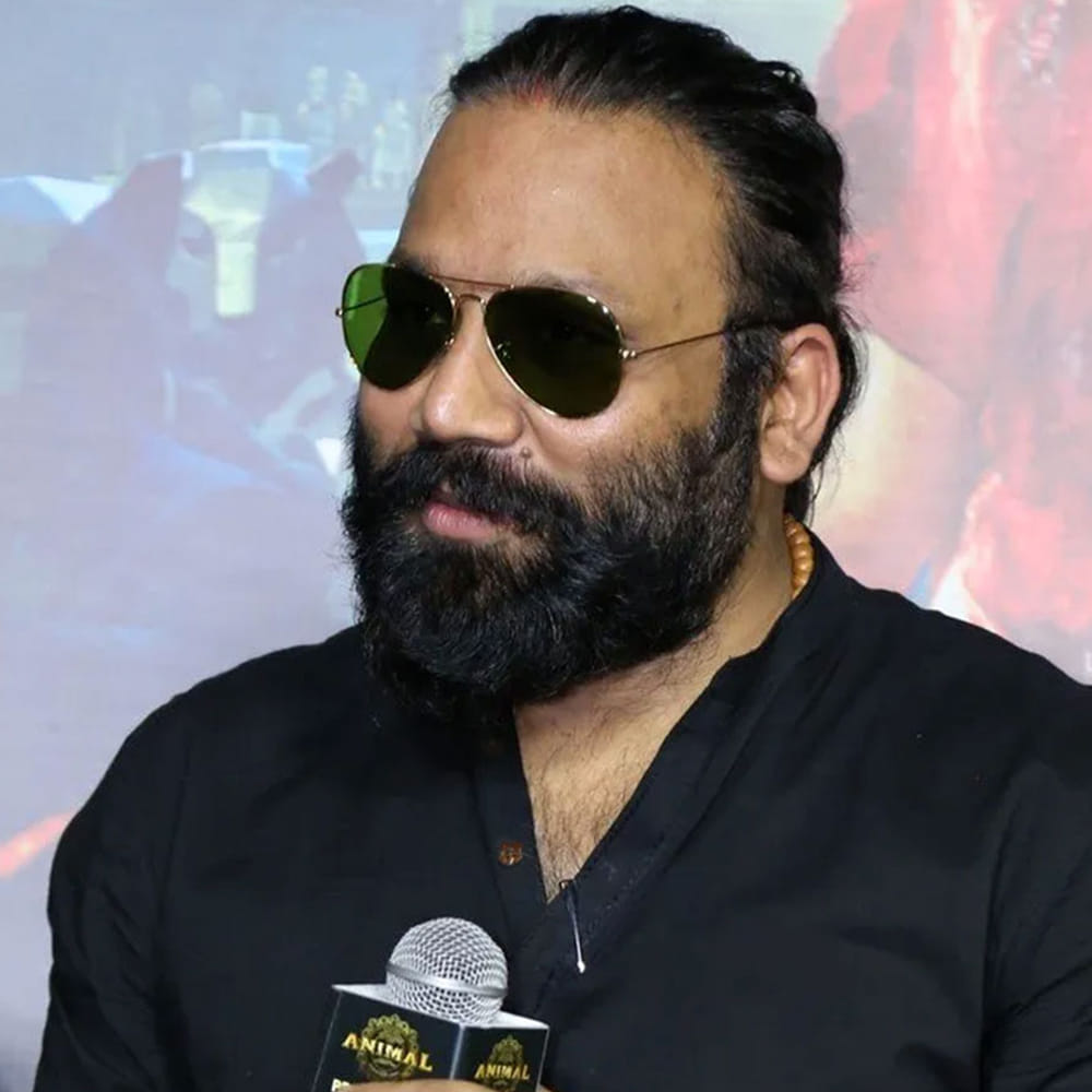 ముఖ్యంగా రివ్యూవర్ల విషయంలో సందీప్ చేసిన కామెంట్స్‌, బాలీవుడ్‌కి షాక్ ఇచ్చాయి. యానిమల్‌ సినిమా విషయంలోనూ తన యాటిట్యూడ్‌ను కంటిన్యూ చేశారు సందీప్‌. 