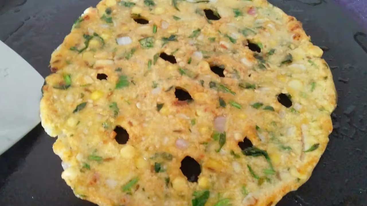 ఇక ఈ వర్షా కాలంలో చాలా మంది స్పైసీగా ఏదైనా తినాలనుకుంటారు. అలాంటి వారికి బెస్ట్ ఆప్షన్ సర్వపిండి. దీనిని సాయంత్రం లేదా మార్నింగ్ టిఫిన్గా తినొచ్చు. కాగా, దీనిని ఎలా తయారు చేస్తారు. సర్వపిండి తయారు చేయడానికి కావాల్సిన పదార్థాలు ఏదో ఇప్పుడు మనం చూద్దాం.