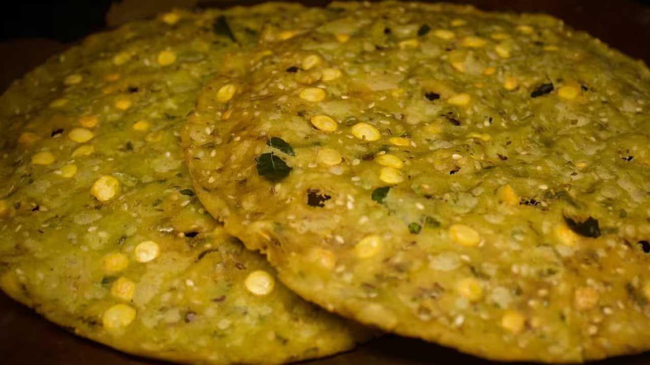 కావాల్సిన పదార్థాలు: బియ్యప్పిండి - 3 కప్పులు, నువ్వులు - 1 టేబుల్స్పూన్, కొత్తిమీర తరుగు - 1 స్పూన్, ఉప్పు - రుచికి సరిపడనంతా తీసుకోవాలి.ఆనియన్ ఒకటి, వెల్లుల్లి పేస్ట్ వన్ స్పూన్, కరివేపాకు రెండు రెమ్మలు తసుకవాలి.పచ్చిశనగపప్పు రెండు స్పూన్స్, పల్లీలు - పావు కప్పు, జీలకర్ర - ముప్పావు చెంచా, కారం - ఒక టీస్పూన్, రెండు పచ్చి మిర్చీలు.