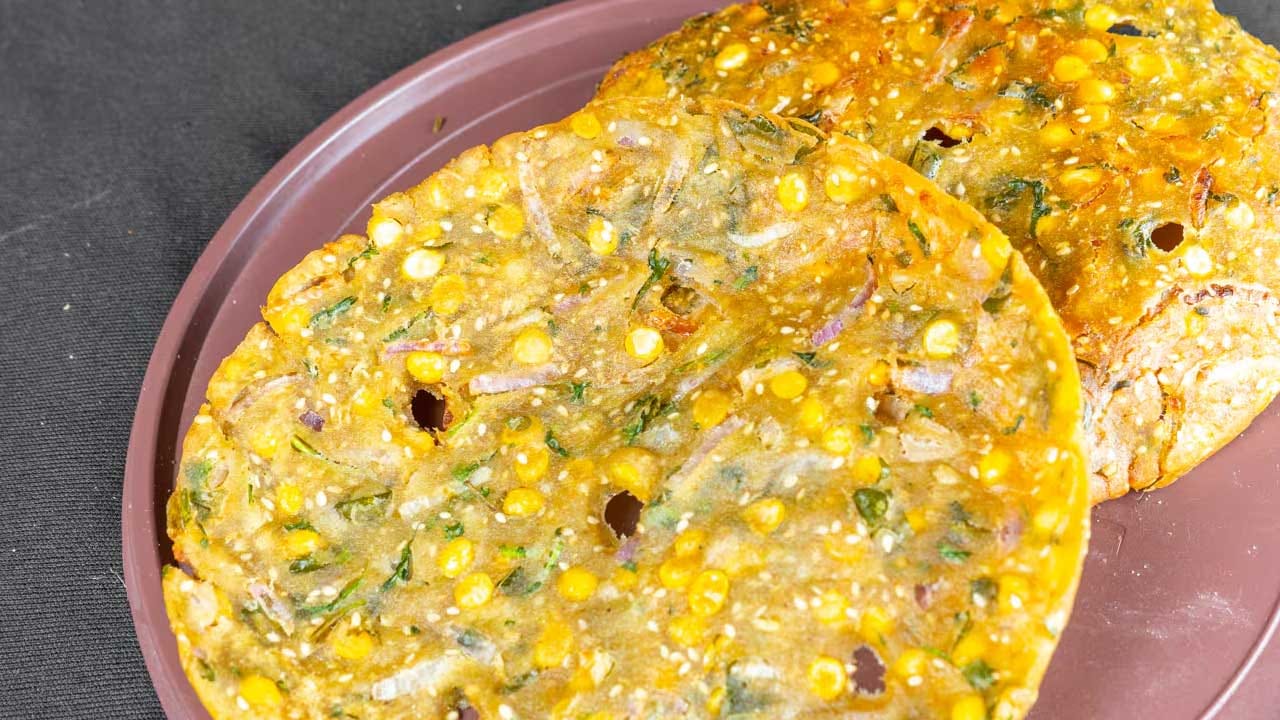 తయారీ విధానం :ముందుగా పచ్చిశనగపప్పును గంట పాటు నానబెట్టుకోవాలి. తర్వాత బియ్యం పిండిని తీసుకొని అందులో కాస్త కారం, నానబెట్టుకున్న పచ్చి శనగపప్పు, పల్లీలు, కరివేపాకు,తురుముకున్న ఉల్లిపాయ ముక్కలు, వెల్లుల్లి పేస్ట్, కారం, జీలకర్ర, కొత్తిమీర తరుగు, నువ్వులు, తరిగిన పచ్చిమిర్చి ముక్కలు ఇవన్నీ వేసి పిండిని చపాతి పిండిలా కలుపుకోవాలి.