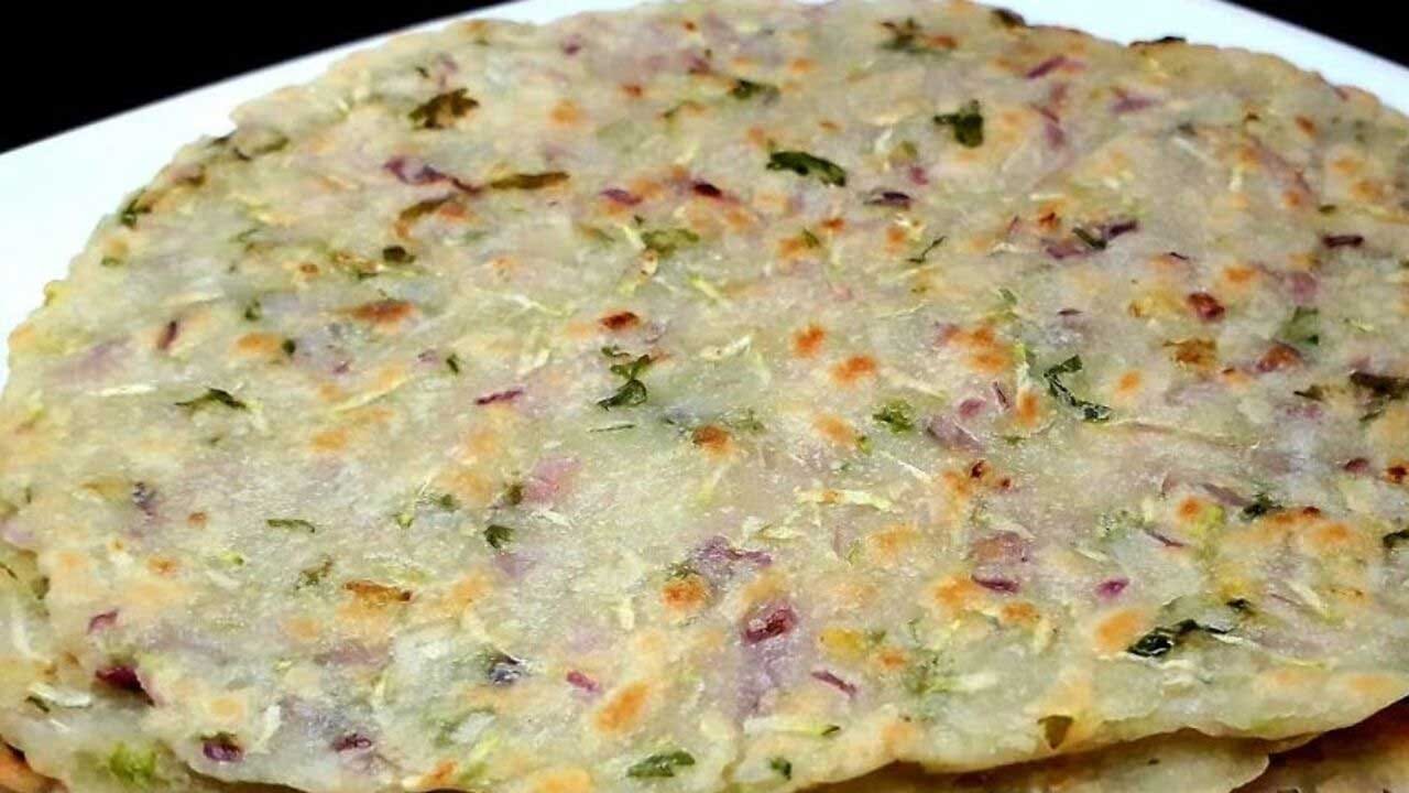 తర్వాత ఓ పాన్ తీసుకొని అందులో కొంచెం నూనె పోసి, పాన్కు పిండిని అత్తుక్కొనేలా అన్ని వైపులా సమానంగా పెట్టాలి. పల్చగా బౌల్కు ఒత్తుకుంటూ రావాలి. తర్వాత స్టవ్ ఆన్ చేసి పాన్ను గ్యాస్ పై పెట్టి అది రెడ్ కలర్లో మంచిగా కాలే వరకు గ్యాస్ పై ఉండనివ్వాలి. అది కాస్త ఎరుపు రంగులోకి వచ్చిందంటే అంతే సర్వపిండి రెడీ. దీనిని వర్షంపడుతున్న సయంలో తింటే ఆ కిక్కే వేరుంటది.