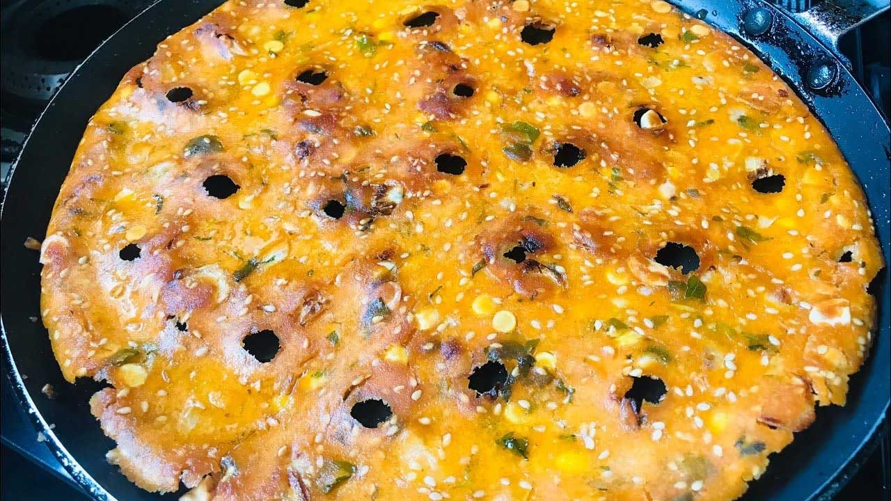 సర్వపిండి తెలంగాణలో చాలా స్పెషల్. సాయంత్రం స్నాక్ లా సర్వపిండి తింటే ఆ ఫీలింగే వేరుంటుంది. ఇక ఈ సర్వపిండిని ఒక్కో చోట ఒక్కోలా పిలుస్తుంటారు. కొందరు సర్వపిండి అంటే మరికొందరు సర్వప్ప, గిన్నె పిండి, తపాల చక్క ఇలా రకరకాల పేర్లతో పిలుస్తుంటారు. అయితే కొంత మందికి దీని గురించి సరిగ్గా తెలియదు.