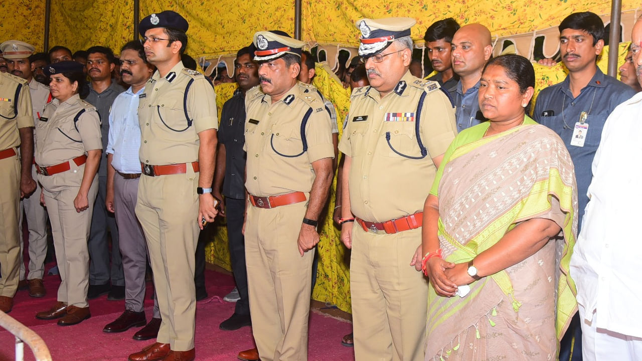 Telangana: మావోయిస్టుల కాల్పుల్లో ముగ్గురు కానిస్టేబుళ్ల మృతి.. నివాళులర్పించిన మంత్రి సీతక్క, తెలంగాణ డీజీపీ!