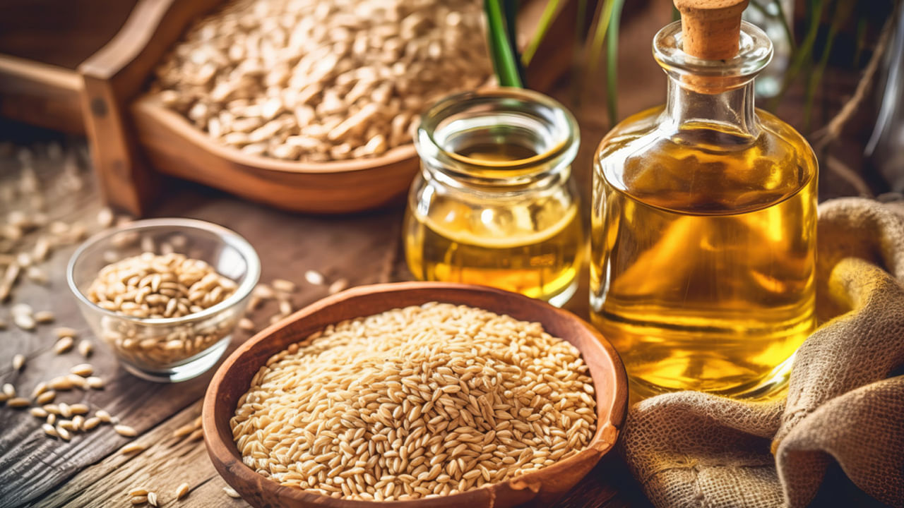 నువ్వుల నూనెను చర్మానికి మర్దనా చేసుకోవడం వల్ల.. యూవీ కిరణాల నుండి చర్మాన్ని రక్షిస్తుంది. నువ్వుల నూనెతో ముఖానికి, కాళ్లు, చేతులకు రాసుకుని మాసాజ్ చేసుకుంటే మృత కణాలు తొలగిపోతాయి. రక్త ప్రసరణ బాగా జరిగి ముఖం ప్రకాశవంతంగా ఉంటుంది. నువ్వుల నూనెను మీ ముఖానికి క్రమం తప్పకుండా వాడటం వలన మీ చర్మం బిగుతుగా, ప్రకాశవంతంగా మారుతుంది.  