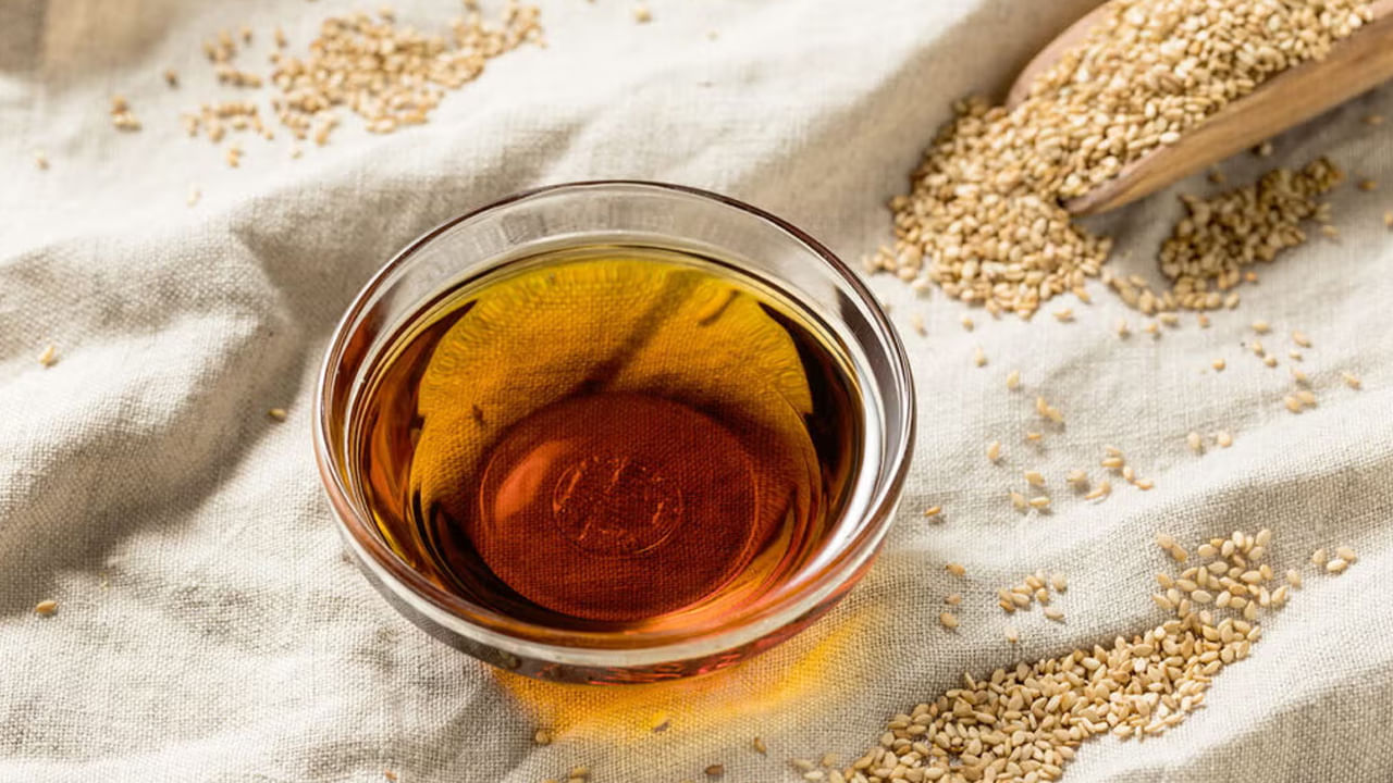 నువ్వుల నూనెలో ఉండే యాంటీ బ్యాక్టీరియల్, యాంటీ ఇన్ ఫ్లామేటరీ, యాంటీ ఫంగల్ లక్షణాల వల్ల  చర్మానికి ఇన్ ఫెక్షన్స్ రాకుండా ఉంటుంది. నువ్వుల నూనె సహజ తేమ లక్షణాలను కలిగి ఉంటుంది. ఇది పొడిబారిన, నిస్తేజమైన చర్మాన్ని మెరిసేలా చేస్తుంది. ఇందుకోసం రాత్రి పడుకునే ముందు, నువ్వుల నూనెతో మీ ముఖాన్ని తేలికగా మసాజ్ చేసి, ఉదయం గోరువెచ్చని నీటితో కడగాలి.