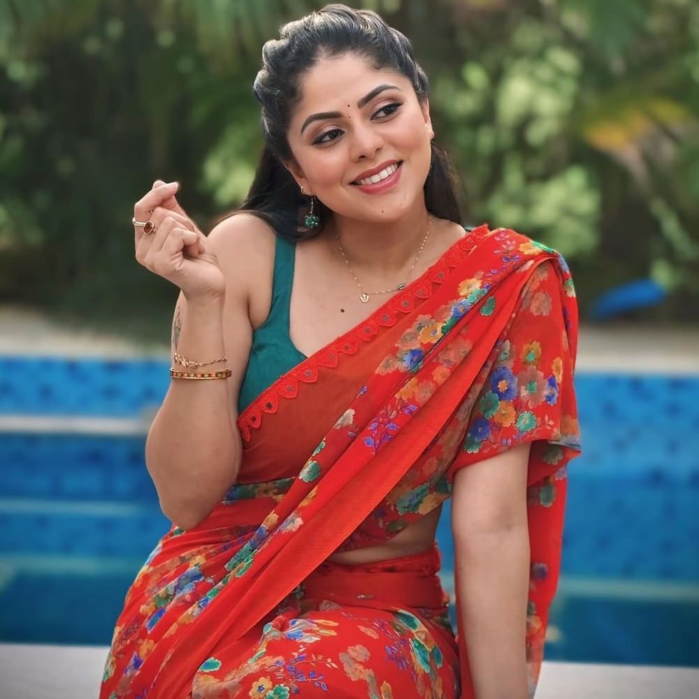 చిన్న వయసులోనే అత్త పాత్రలో నటిస్తున్న ఈ అమ్మడు.. అటు యాక్టింగ్.. ఇటు గ్లామర్ తో అదరగొట్టేస్తుంది. బ్రహ్మాముడి సీరియల్ ద్వారా తెలుగు బుల్లితెర ప్రపంచంలో తనదైన ముద్ర వేసింది షర్మిత.