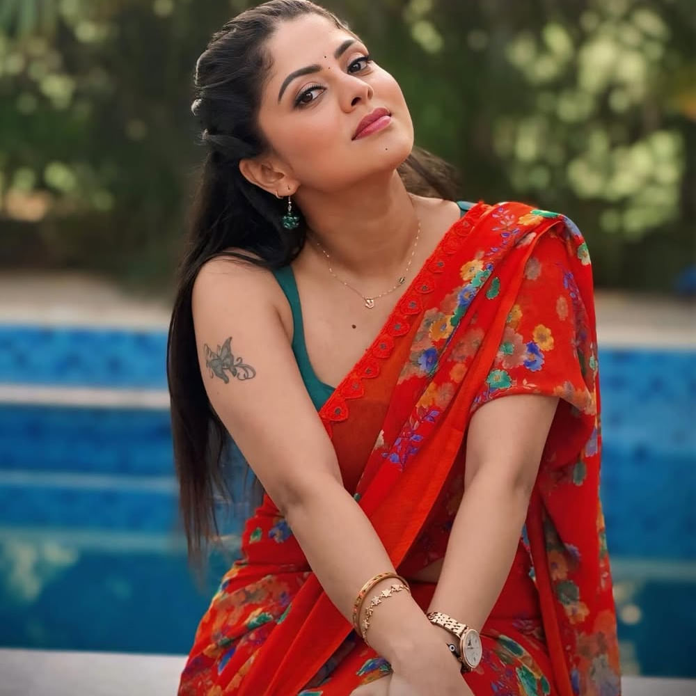 అలాగే అటు సోషల్ మీడియాలో చాలా యాక్టివ్ గా ఉంటూ నిత్యం ఏదోక పోస్ట్ చేస్తుంటుంది. తాజాగా ఆమె షేర్ చేసిన పూల చీరలో ఫోటోస్ తెగ వైరలవుతున్నాయి. ఎ్రర రంగు పూల చీరలో గ్లామర్ లుక్ ఇస్తూ షర్మిత షేర్ చేసిన ఫోటోస్ తెగ వైరలవుతున్నాయి. 