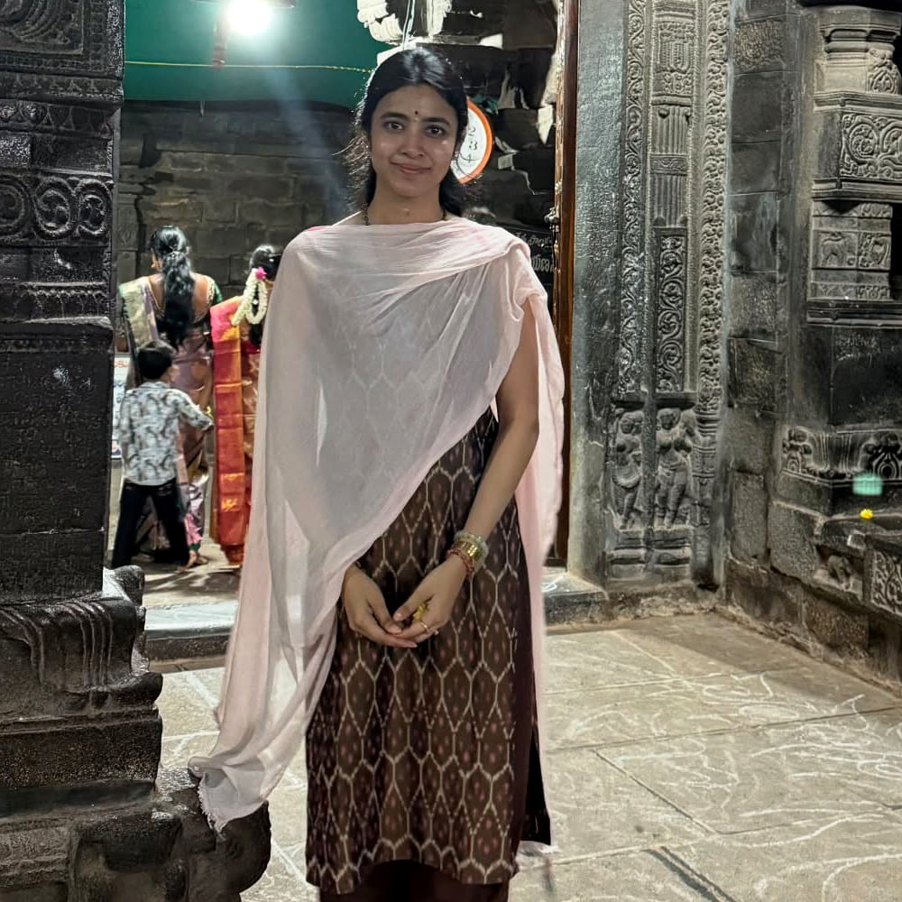 ఈ చిన్నది సోషల్ మీడియాలో చాలా యాక్టివ్ గా ఉంటుంది. గతంలో ఓ ఇంటర్వ్యూలో మాట్లాడుతూ.. ఇన్ స్టాగ్రామ్ ద్వారా మెసేజ్ పంపారు, నేను హీరోయిన్ ఫ్రెండ్ రోల్ కోసం ఆడిషన్ అని వెళ్లాను. అయితే ఆడిషన్ తీసుకున్న తర్వాత హీరోయిన్ గానే తీసుకుంటున్నారు అని చెప్పారు.