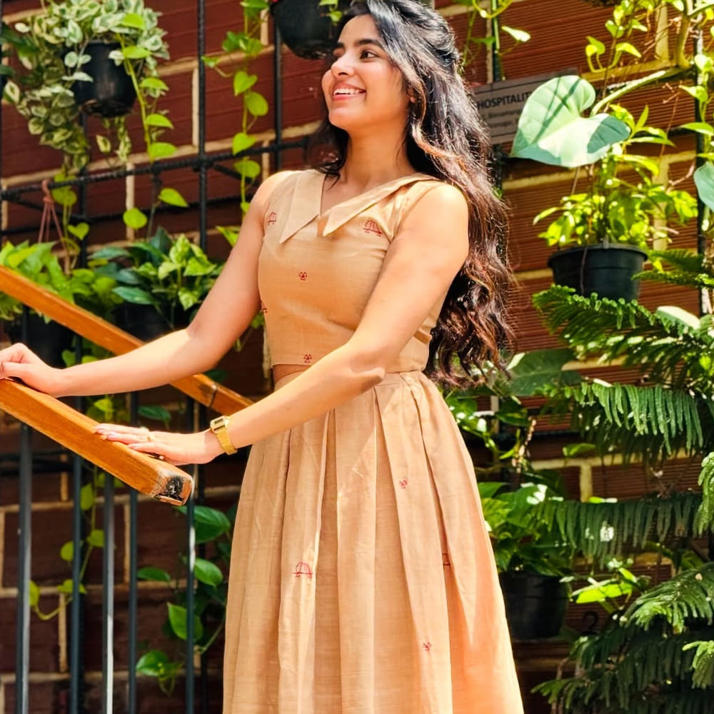 మొదటి రోజు షూటింగ్ జరిగే వరకు నేనే హీరోయిన్ అనేది నమ్మలేకపోయా.. అని తెలిపింది. ఇక సోషల్ మీడియాలో ఈ చిన్నది చాలా యాక్టివ్ గా ఉంటూ అభిమానులను అలరిస్తుంది. సోషల్ మీడియాలో యాక్టివ్ గా ఉంటూ క్రేజీ ఫోటోలను పంచుకుంటుంది.