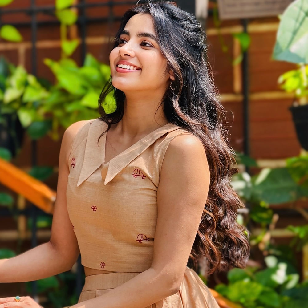 తాజాగా ఈ ముద్దుగుమ్మ షేర్ చేసిన కొన్ని క్యూట్ ఫోటోలు సోషల్ మీడియాలో వైరల్ గా మారాయి. ఈ ఫోటోలకు నెటిజన్స్ ఫిదా అవుతున్నారు. ఈ బ్యూటీ అందాన్ని పొగుడుతూ కామెంట్స్ చేస్తున్నారు.