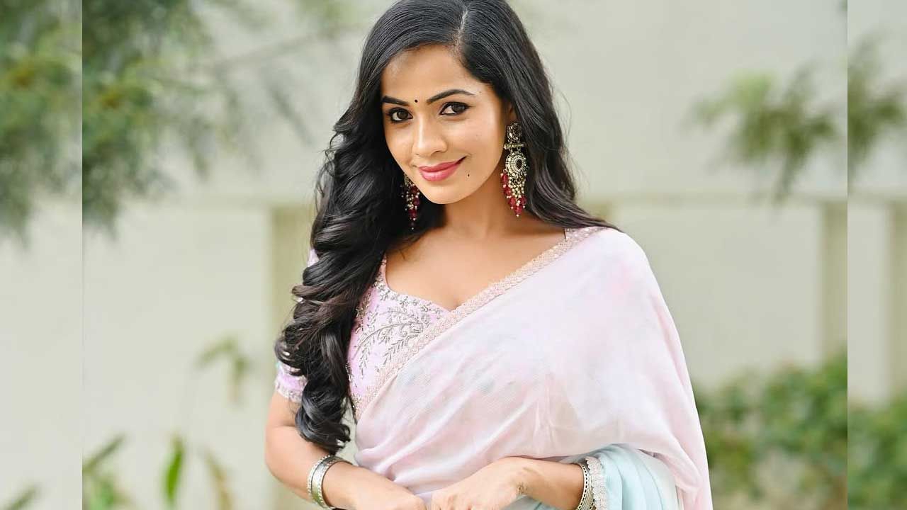 తెలుగులోనే కాకుండా ఈ బ్యూటీ కన్నడ బిగ్ బాస్కు వెళ్లి కూడా అక్కడ తన ఆట తీరుతో అందరినీ ఆకట్టుకుందంట. కానీ కన్నడ బిగ్ బాస్లోకి వెళ్లిన తర్వాత అనారోగ్యం కారణంతో మధ్యలోనే సెల్ఫ్ ఎలిమినెట్ అయ్యి బయటకు వచ్చినట్లు సమాచారం.
