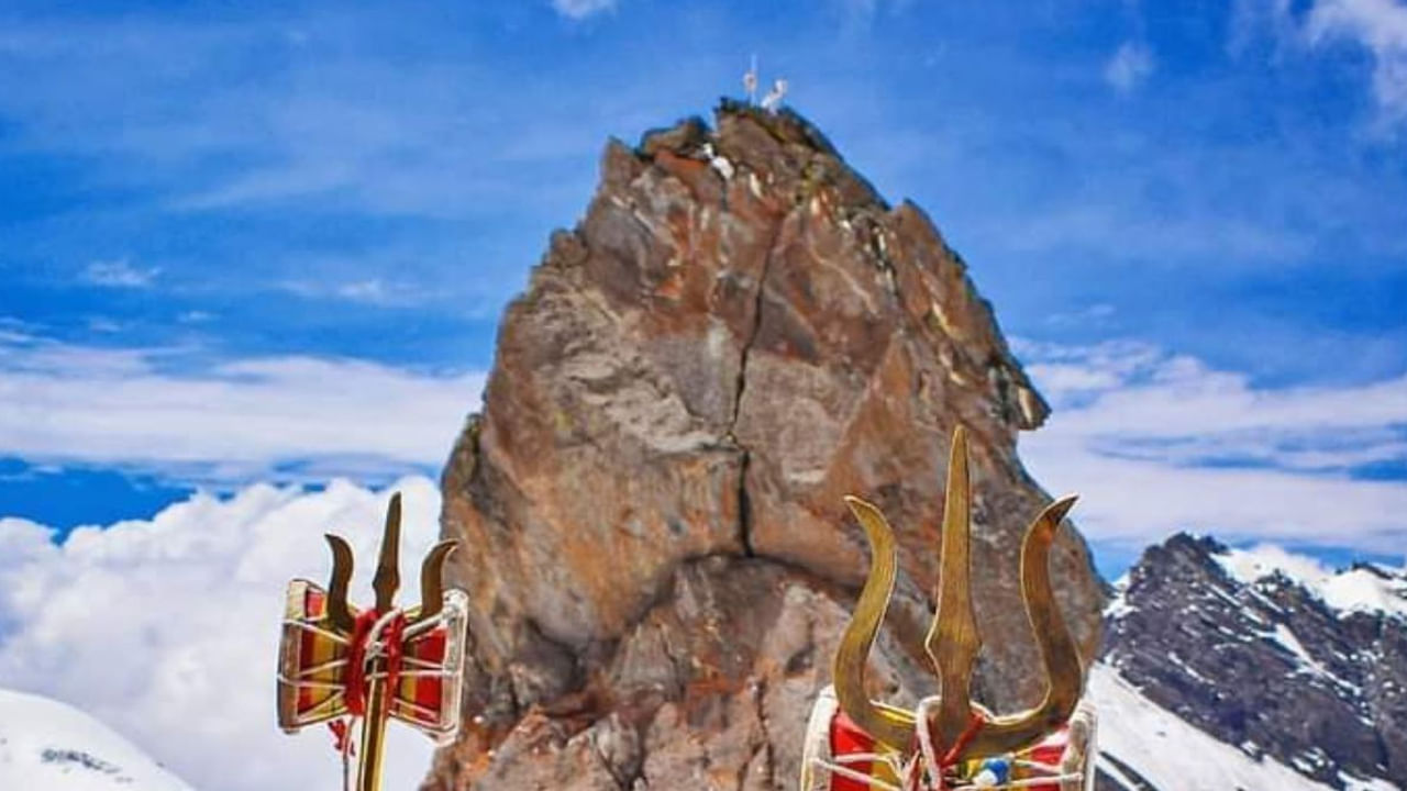 Shrikhand Kailash- శ్రీఖండ్ మహాదేవ్ కైలాష్: శ్రీఖండ మహాదేవ్ కైలాష్ హిమాచల్ ప్రదేశ్ లో ఉంది. ఈ కైలాసం మహాదేవ్ మతపరమైన ప్రదేశాలలో ఎత్తైన ప్రదేశంగా పరిగణిస్తారు. ఈ పర్వతం సముద్ర మట్టానికి 18,300 అడుగుల ఎత్తులో ఉంది. పురాణాల ప్రకారం, లోక రక్షకుడైన విష్ణువు, శ్రీఖండ్ మహాదేవ్ కైలాసం వద్ద భస్మాసురుడు అనే రాక్షసుడిని సంహరించాడు.