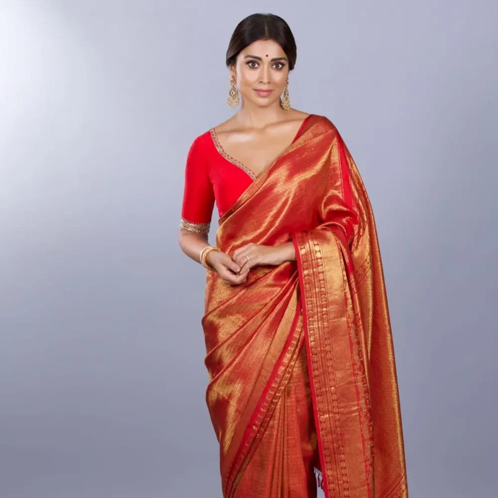 బాదం స్థిరమైన శక్తిని, అరటిపండ్లు కార్పోహైడ్రేట్ బూస్ట్ అందిస్తాయని తెలిపింది. అలాగే బెర్రీలు, అవిసె గింజలతో చేసిన స్మూతీ, ఎక్కువగా నీరు తీసుకుంటానని తెలిపింది. ఇంట్లో తయారు చేసిన స్నాక్ తీసుకుంటానని చెప్పుకొచ్చింది. 