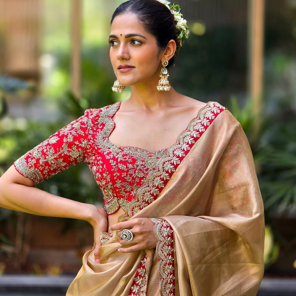 సోషల్ మీడియాలో యాక్టివ్ గా ఉండే ఈ భామ రెగ్యులర్ గా తన ఫోటోలను షేర్ చేస్తూ ఉంటుంది. తాజాగా ట్రెడిషనల్ వేర్ లో కనిపించింది. చీరకట్టులో కొప్పులో పూలు పెట్టుకొని వయ్యారంగా కనిపించింది సిమ్రాన్. ఈ ఫోటోలు వైరల్ అవుతున్నాయి. 