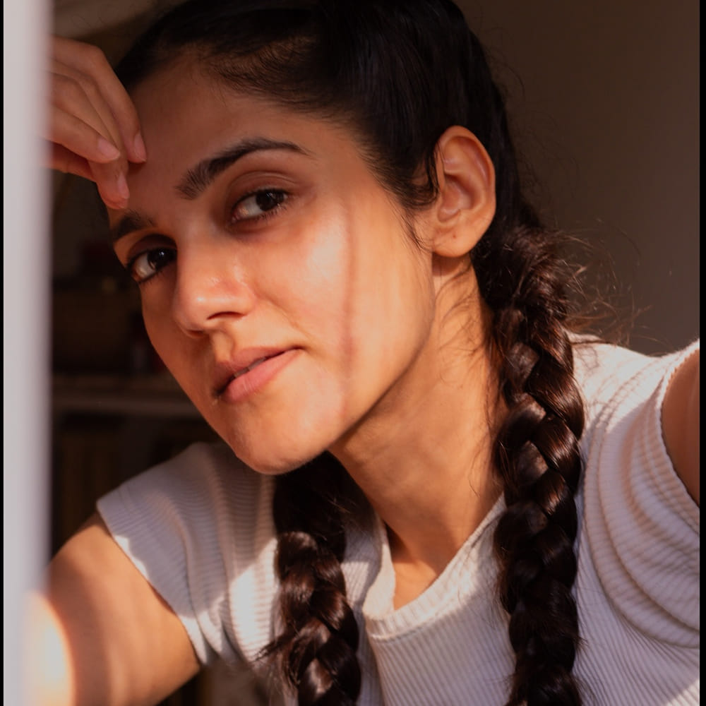 ఈ నగరానికి ఏమైంది సినిమా హిట్ అయినప్పటికీ సిమ్రాన్ చౌదరికి ఆశించిన స్థాయిలో అవకాశాలు మాత్రం రాలేదు. సరైన సినిమా కోసం చాలా కాలం ఎదురుచూసింది ఈ చిన్నది. దాంతో అంతగా క్రేజ్ కూడా తెచ్చుకోలేకపోయింది ఈ ముద్దుగుమ్మ.