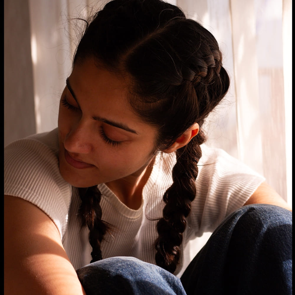  చాలా మంది హీరోయిన్స్ ఒకే ఒక్క సినిమాతో క్రేజ్ తెచ్చుకుంటారు అలాంటి వారిలో సిమ్రాన్ చౌదరి ఒకరు. ‘ఈ నగరానికి ఏమైంది’ సినిమాతో హీరోయిన్ గా పరిచయం అయ్యింది సిమ్రాన్ చౌదరి. తొలి సినిమాతోనే తన అందం అభినయంతో ఆకట్టుకుంది ఈ భామ. అలాగే నటనతోనూ మంచి మార్కులు కొట్టేసింది. 