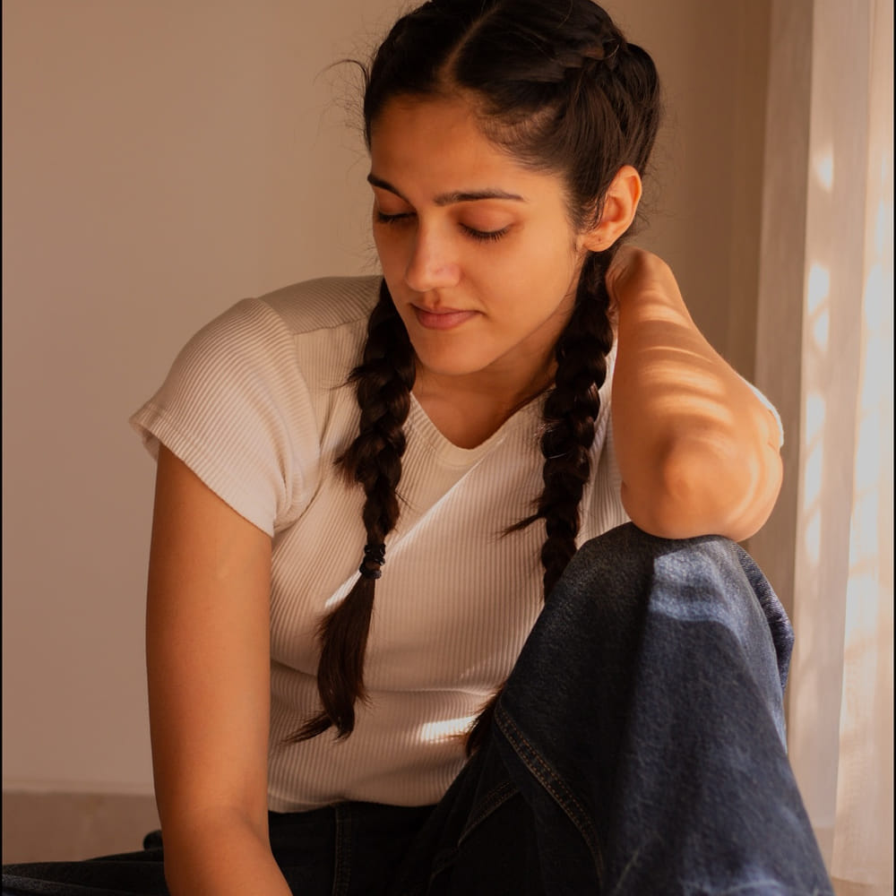 ఇకపోతే సిమ్రాన్ సోషల్ మీడియాలో అందాల జాతర చేస్తోంది. అడపాదడపా సినిమాలు చేస్తూ ఆకట్టుకుంటుంది ఈ ముద్దుగుమ్మ. తాజాగా ఈ బ్యూటీ పంచుకున్న పిక్స్ స్టన్నింగ్ గా ఉన్నాయి. నెట్టింట ఈ ఫోటోలు వైరల్ గా మారాయి. దాంతో ఈ ఫోటోల పై కుర్రకారు క్రేజీ కామెంట్స్ చేస్తున్నారు.