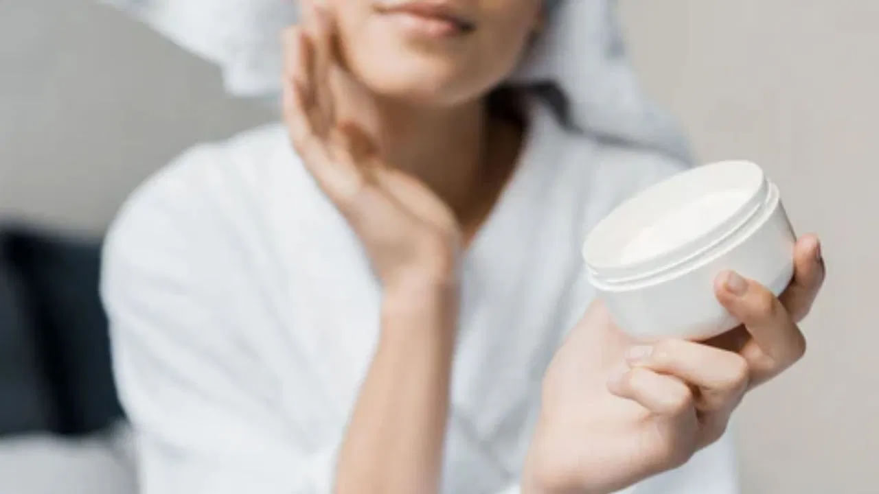 Skincare Mistakes: పగటి పూట ఈ క్రీమ్లు స్కిన్కి అప్లై చేశారో.. మీ అందం అమావాస్య చంద్రుడే! బీకేర్ ఫుల్