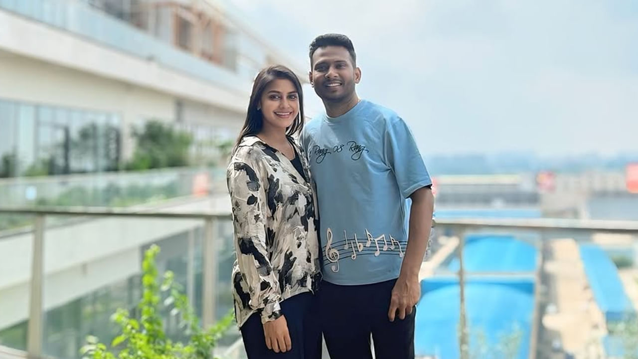 సోనియా చాలా రోజుల క్రితం నుంచే ఓ అబ్బాయిని ప్రేమించింది. అతనితో వివాహం సమయంలోనే తనకు బిగ్ బాస్ ఛాన్స్ రావడంతో ఈ నటి, వివాహం వాయిదా వేసుకొని హౌస్లోకి వెళ్లినట్లు సమాచారం. ఇక హౌస్ నుంచి బయటకు వచ్చిన తర్వాత తన ప్రియుడితో బంధుమిత్రుల సమక్షంలో ఘనంగా వివాహం చేసుకుంది.