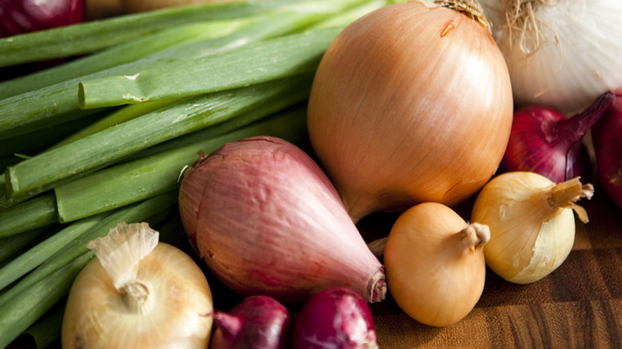 రోగనిరోధక శక్తిని పెంచేవి: మొలకెత్తిన ఉల్లిపాయలలో విటమిన్ సి, యాంటీఆక్సిడెంట్లు పుష్కలంగా ఉండటం వల్ల అవి శారీరక రోగనిరోధక శక్తిని బలోపేతం చేయడంలో సహాయపడతాయి. ఇది కాలానుగుణ ఇన్ఫెక్షన్లను, ఇతర వ్యాధుల నుంచి మిమ్మల్ని రక్షించడంలో సహాయపడతాయి. బలమైన రోగనిరోధక శక్తి మిమ్మల్ని ఆరోగ్యంగా, తాజాగా ఉంచుతుంది.
