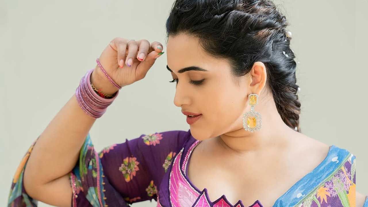 చాలా షోల్లో యాంకరింగ్ చేసి ఈ మద్దుగుమ్మ తన కంటూ స్పెషల్ ఇమేజ్ క్రియేట్ చేసుకుంది. అంతే కాకుండా ఒక్కో షోకు ఒక్కో విధంగా రెడీ అయి తన అందంతో కుర్రకారు మనసు దోచుకుంది ఈ చిన్నది.