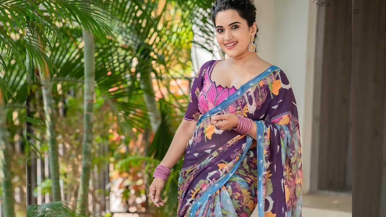 తన అందచందాలతో మంచి ఫ్యాన్ బేస్ సొంతం చేసుకుంది. ఎప్పుడూ సోషల్ మీడియాలో యాక్టివ్‌గా ఉంటూ తన అభిమానులతో చిట్ చాట్ చేస్తుంటుంది.