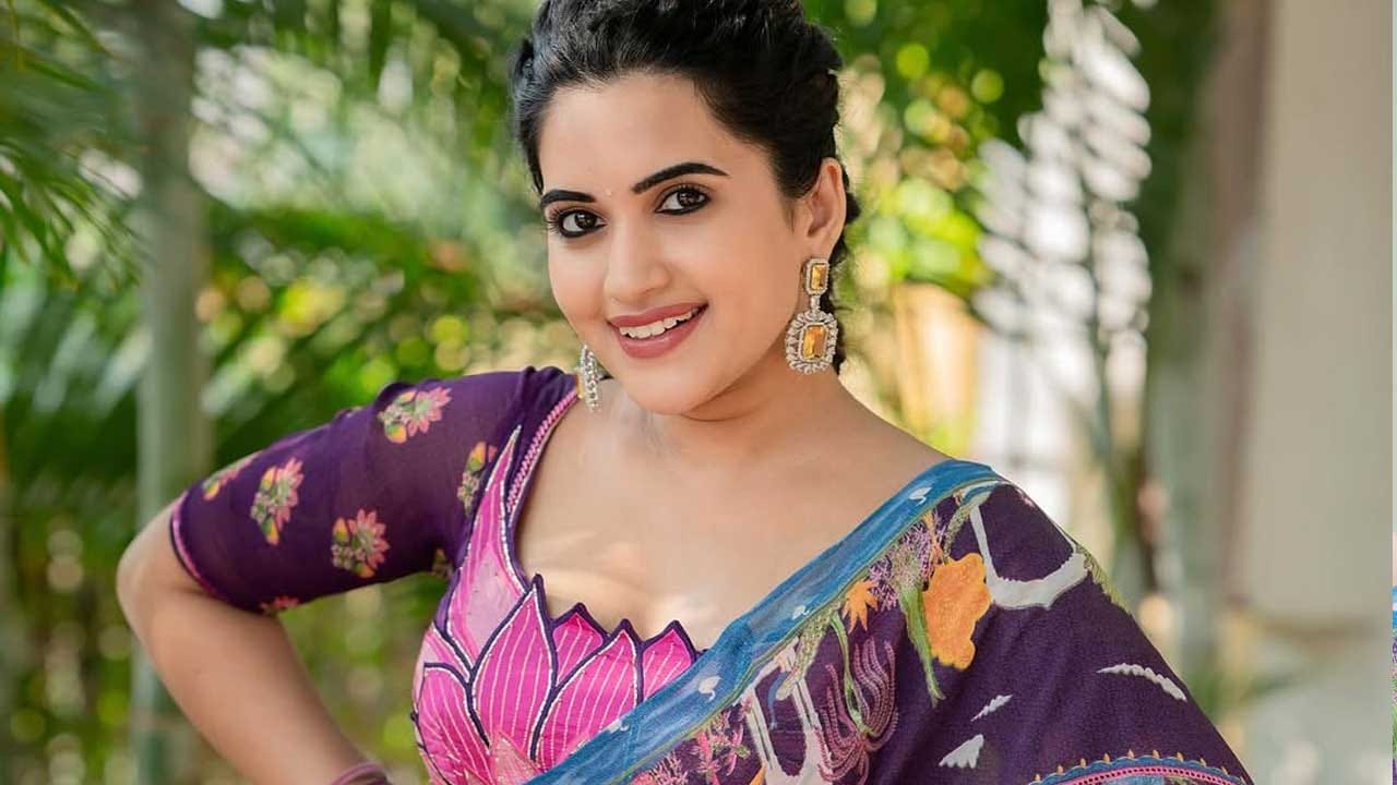 తాజాగా ఈ బ్యూటీ తన ఇన్ స్టాలో కలర్ ఫుల్ చీరలో కనిపించి తన అందంతో ప్రతి ఒక్కరినీ ఆకట్టుకుంది. ప్రస్తుతం దీనికి సంబంధించిన ఫొటోలు నెట్టింట తెగ వైరల్ అవుతున్నాయి.