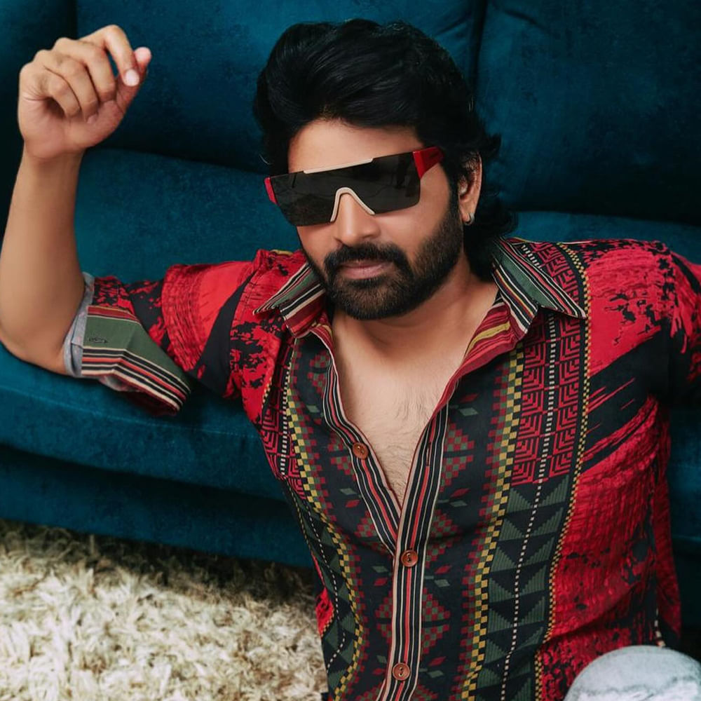 
సినిమాటిక్‌ లిబర్టీతోనే ఇలా చేశానని, అసలు ఎవరినీ కించపరిచే ఉద్దేశం తనకు లేదని శ్రీవిష్ణు చేసిన వీడియో వైరల్‌ అవుతోందిప్పుడు.  శ్రీవిష్ణు సారీ చెప్పినా ఆగలేదు వివాదం.. ఫిల్మ్ చాంబర్‌లో కంప్లైంట్‌ వరకు వెళ్లింది. 
