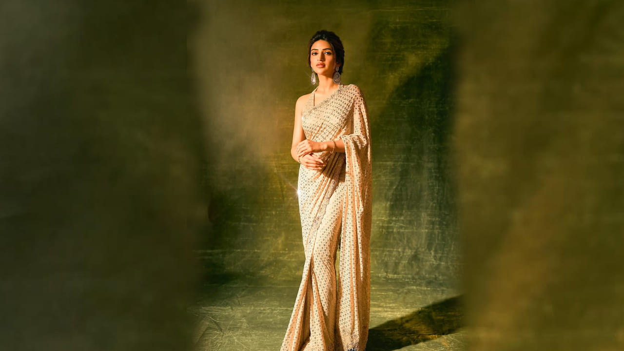 పెళ్లి సందD సినిమాతో వెండితెరపైకి అడుకు పెట్టిన ముద్దుగుమ్మ శ్రీలీల. ఈ అమ్మడు గురించి ఎంత చెప్పినా తక్కువే. ఈ మూవీలో తన నటన, గ్లామర్ తో ఆకట్టుకున్న ఈ చిన్నది తర్వాత తెలుగులో వరసగా ఛాన్స్ లు అందుకొని, టాలీవుడ్ మోస్ట్ వాంటెడ్ హీరోయిన్ గా మంచి గుర్తింపు తెచ్చుకుంది. తర్వాత రవితేజ ధమాకా మూవీలో నటించి, ఈ సినిమాలో తన డ్యాన్స్, అందంతో కుర్రకారును తన వైపుకు లాక్కుంది. తర్వాత వరసగా సినిమాలు చేసినప్పటికీ, ఆ సినిమాలన్నీ డిజాస్టర్ అయ్యాయి. దీంతో శ్రీలీల క్రేజ్ కాస్త తగ్గిందనే చెప్పాలి.