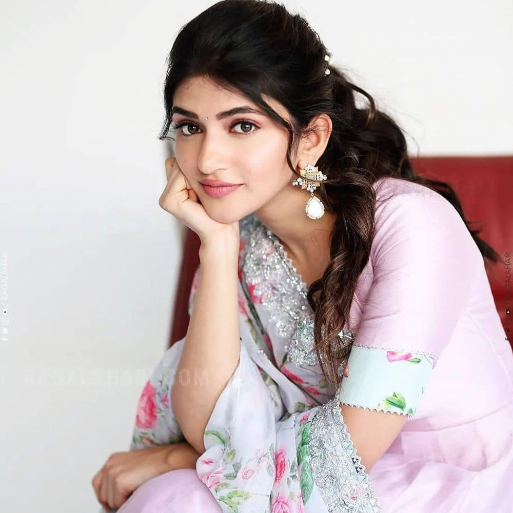 మరి ఫ్యూచర్‌లో ఇలాంటి సాంగుల ఆఫర్లు వస్తే పరిస్థితి ఏంటి? అని అడిగితే... సైలెంట్‌గా తన స్టైల్‌లో నవ్వేశారు శ్రీలీల. పెద్ది సినిమాలో శ్రీలీల స్టెప్పులేస్తారనే టాక్‌ నడుస్తోంది. కానీ, దీని గురించి కిస్సిక్‌ బ్యూటీ మాత్రం స్పందించడం లేదు. 