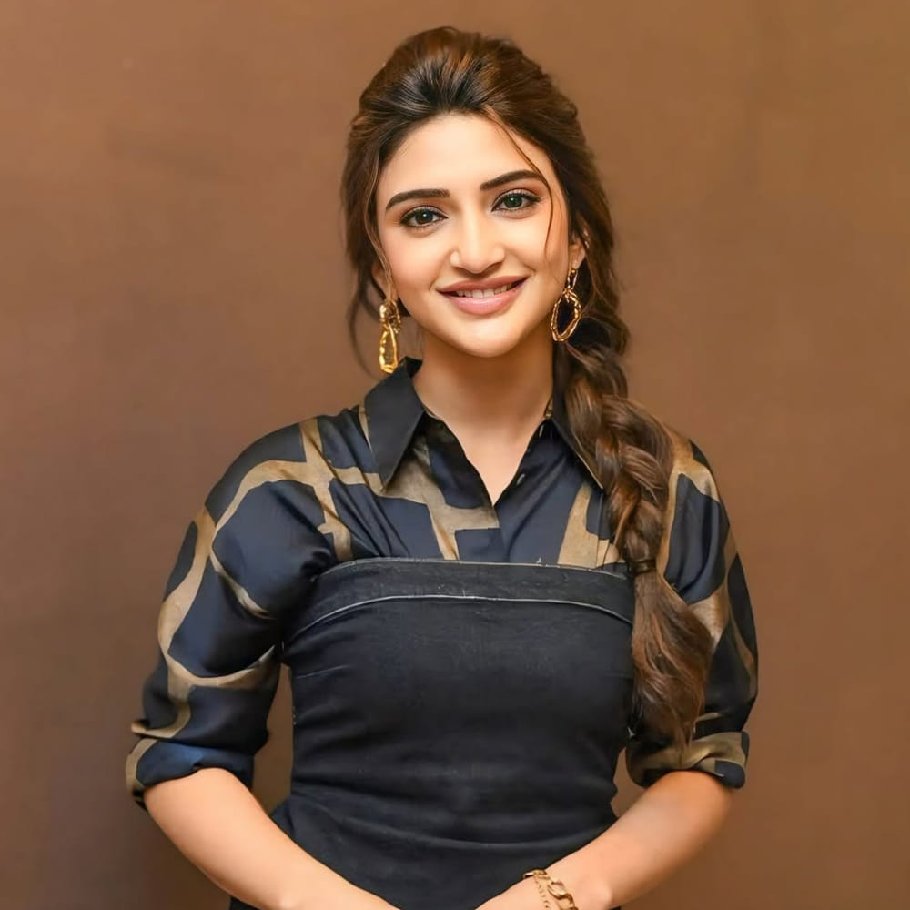 ఆషిఖీ 3తో పాటు బాలీవుడ్‌లో మరికొన్ని ప్రాజెక్ట్స్‌ విషయంలో శ్రీలీల పేరు వినిపిస్తోంది. వరుణ్ ధావన్‌కు జోడీగా ఓ ట్రయాంగులర్ లవ్‌ స్టోరీ చేస్తున్నారన్న ప్రచారం జరిగింది. గత ఏడాదే ప్రారంభం కావాల్సిన ఈ సినిమా వరుణ్ డేట్స్‌ కారణంగా వాయిదా పడింది.