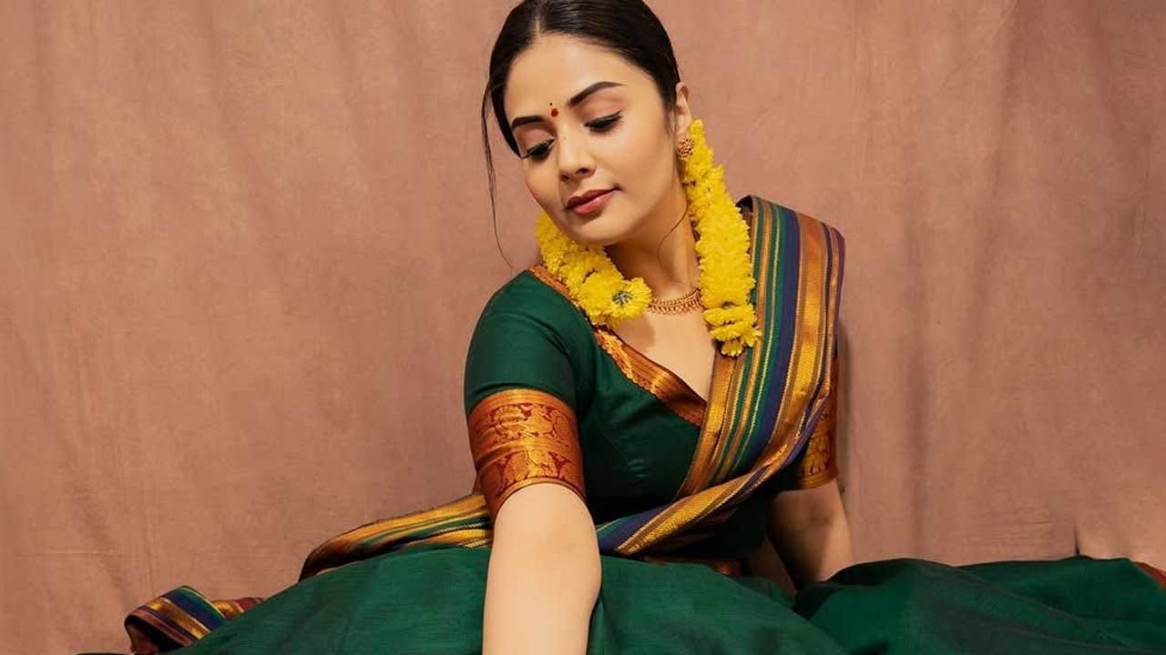 బుల్లితెర స్టార్ యాంకర్లలో శ్రీముఖి ఒకరు. ఈ బ్యూటీ గురించి ఎంత చెప్పినా తక్కువే. ప్రస్తుతం ఈ అమ్మడు రియాల్టీ షోలు చేస్తూ ఫుల్ జోష్ లో ఉంది. అంతే కాకుండా, సినిమాల్లో కీలకపాత్రల్లో కనిపిస్తూ తన నటనతో మంచి గుర్తింపు తెచ్చుకుంటుంది.