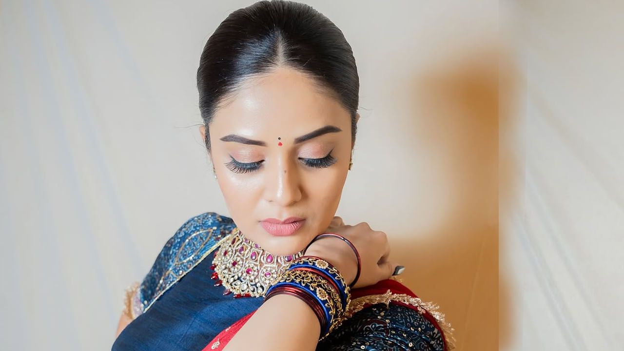 తాజాగా ఈ బ్యూటీ, కలర్ ఫుల్ లంగావోణిలో తన అందచందాలతో కట్టిపడేస్తుంది. ఈ అమ్మడు ట్రెడిషనల్ లుక్ లో ఫొటోలకు అదిరిపోయే స్టిల్స్ ఇచ్చింది. బ్యూటిఫుల్ లంగావోణిలో సింపుల్ మేకప్‌తో అందరినీ ఆకట్టుకుంటుంది.