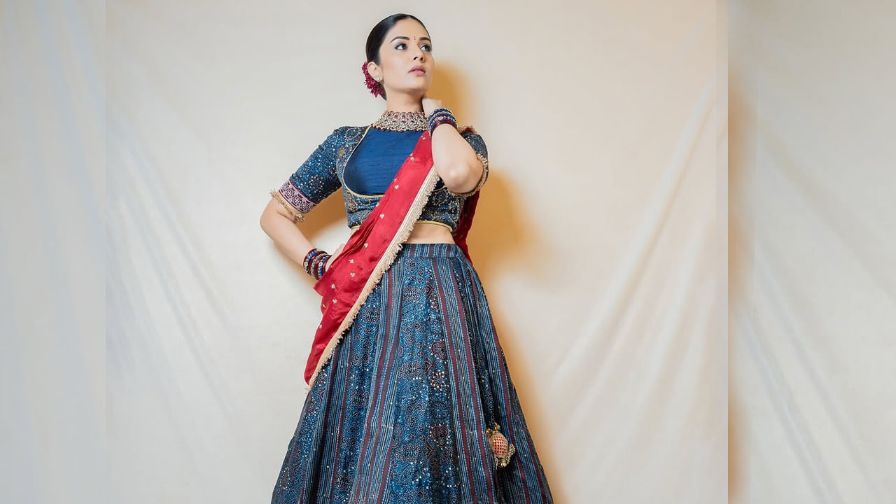 ప్రస్తుతం దీనికి సంబంధించిన ఫొటోలు నెట్టింట తెగ వైరల్ అవుతున్నాయి. వీటిని చూసిన ఈ అమ్మడు అభిమానుల.. ట్రెడిషనల్ లుక్‌లో ఉన్న నీ అందాలకు ప్రతి ఒక్కరూ ఫిదా అవ్వాల్సిందే అంటూ కామెంట్స్ చేస్తున్నారు.