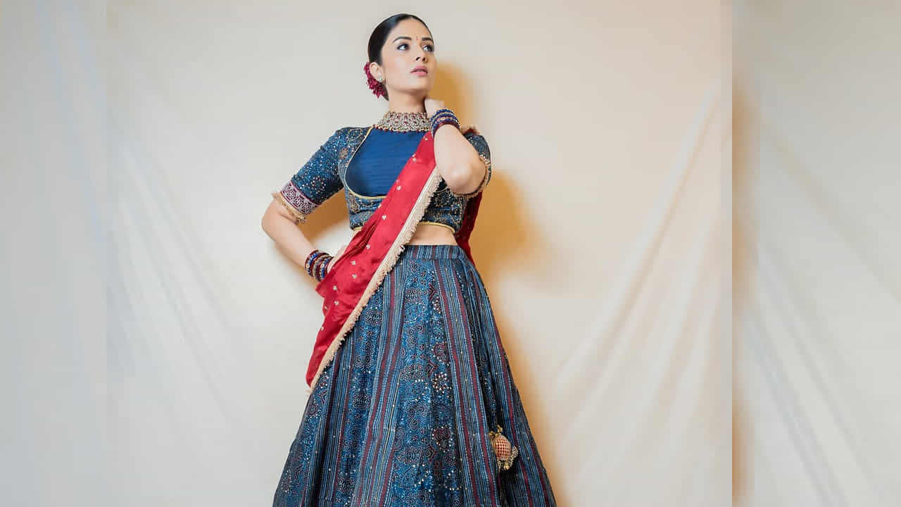 ప్రస్తుతం దీనికి సంబంధించిన ఫొటోలు నెట్టింట తెగ వైరల్ అవుతున్నాయి. వీటిని చూసిన ఈ అమ్మడు అభిమానుల.. ట్రెడిషనల్ లుక్‌లో ఉన్న నీ అందాలకు ప్రతి ఒక్కరూ ఫిదా అవ్వాల్సిందే అంటూ కామెంట్స్ చేస్తున్నారు.