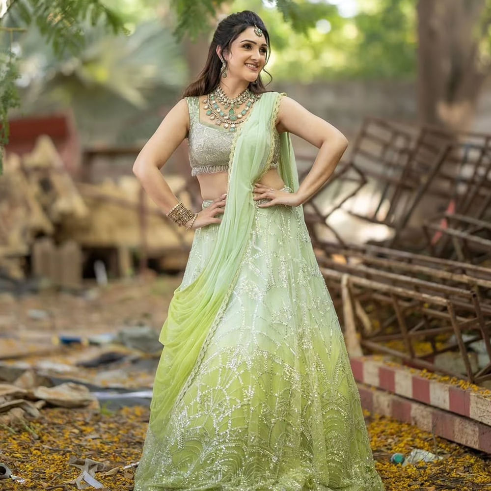 అటు సోషల్ మీడియాలో చాలా యాక్టివ్ గా ఉన్న  ఈ అమ్మడు వరుస ఫోటోషూట్స్ షేర్ చేస్తుంది. తాజాగా ఈ ముద్దుగుమ్మ షేర్ చేసిన ఫోటోస్ ప్రేక్షకులను కట్టిపడేస్తుంది. ట్రెడిషనల్ లుక్స్ కు గ్లామర్ టచ్ ఇచ్చింది శ్రీదేవి విజయ్ కుమార్. 