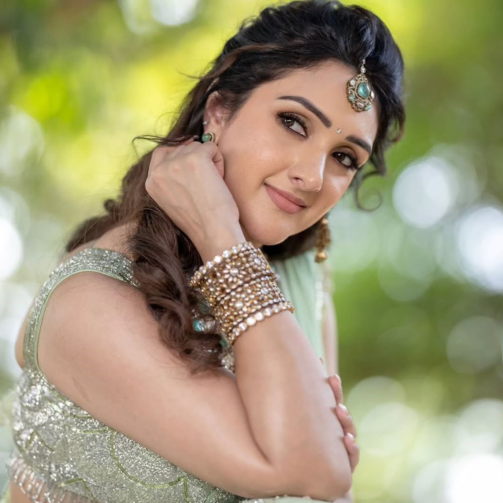 యంగ్ రెబల్ స్టార్ ప్రభాస్ హీరోగా గ్రాండ్ ఎంట్రీ ఇచ్చిన చిత్రం ఈశ్వర్. ఈ సినిమాతో అటు కథానాయికగా తెలుగు తెరకు పరిచయమైంది శ్రీదేవి విజయ్ కుమమార్. మొదటి సినిమాతోనే నటిగా ప్రశంసలు అందుకుంది.