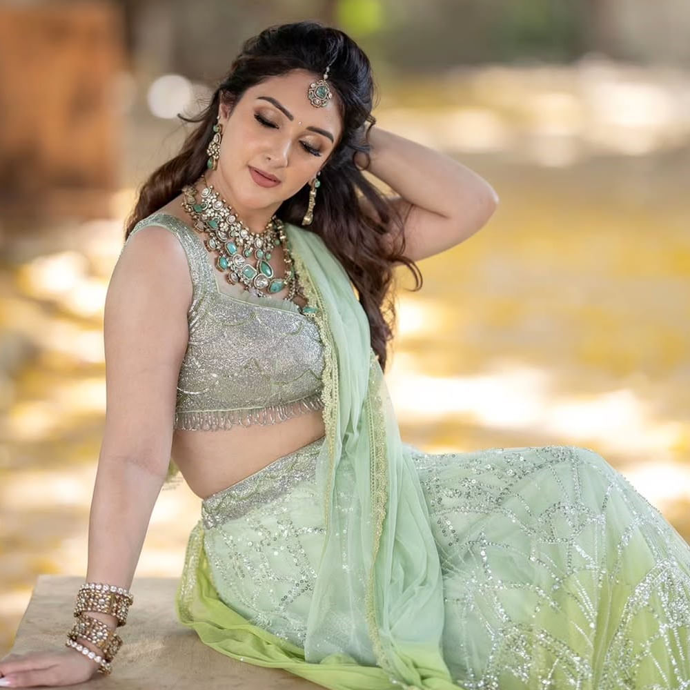 అయితే కెరీర్ మంచి ఫాంలో ఉండగానే సినిమాలకు దూరమయ్యింది శ్రీదేవి విజయ్ కుమార్. సినిమాల్లో కనిపించకపోయినా బుల్లితెరపై పలు కార్యక్రమాల్లో కొనసాగుతుంది ఈ అమ్మడు. డ్యాన్స్ షోలకు జడ్జిగా వ్యవహరిస్తున్నారు. 