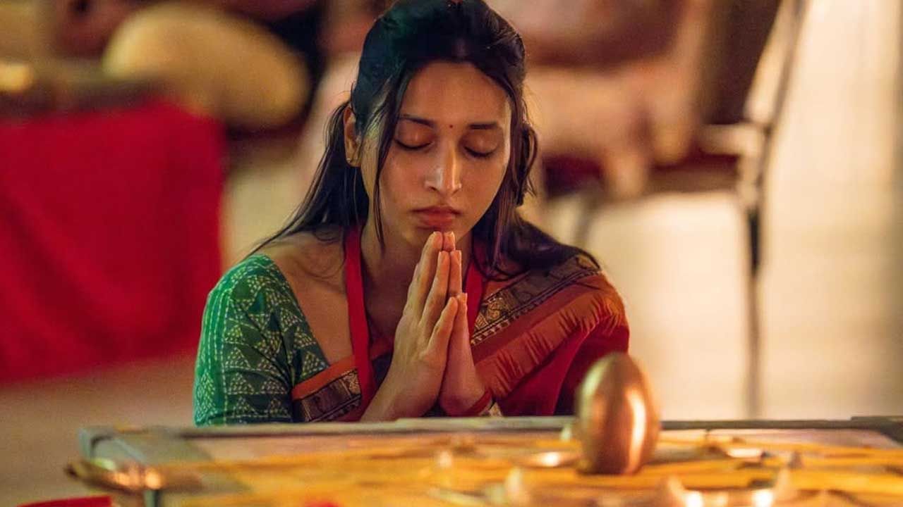 కేజీఎఫ్ మూవీతో పాన్ ఇండియా లెవల్‌లో మంచి క్రేజ్ సంపాదించుకున్న చిన్నది శ్రీనిధి శెట్టి. ఈ మూవీతో ఈ అమ్మడు మంచి గుర్తింపు వచ్చింది. దీంతో కేజీఎఫ్ తర్వాత శ్రీనిధికి వరసగా అవకాశాలు క్యూ కట్టాయి. ఇప్పటికీ చాలా భాషల్లో ఈ ముద్దుగమ్మ నటించింది. కానీ తెలుగులో ఇంత వరకు ఒక్క సినిమా కూడా చేయలేదు.