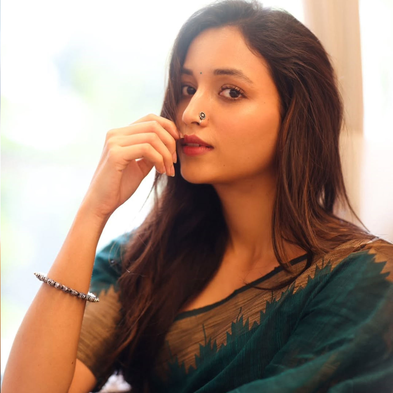  ప్రస్తుతం వరుస విజయాలను అందుకుంటూ ఫుల్ జోష్ మీదుంది హీరోయిన్ శ్రీనిధి శెట్టి. 2016 మిస్ సుప్రానేషనల్ కిరీటాన్ని గెలిచిన తర్వాత మోడలింగ్ ప్రపంచంలోకి అడుగుపెట్టింది. కేజీఎఫ్ సినిమాతో నటిగా మారింది. 
