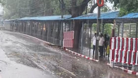 శ్రీశైలంలో దంచికొట్టిన వర్షం.. భక్తులకు తీవ్ర ఇక్కట్లు శ్రీశైలంలో దంచికొట్టిన వర్షం.. భక్తులకు తీవ్ర ఇక్కట్లు