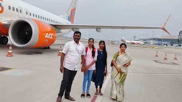 Telangana: టెన్త్ టాపర్లకు అరుదైన కానుక - ఫ్రీగా ఫ్లైట్లో ఎక్కించిన హెడ్ మాస్టర్!
