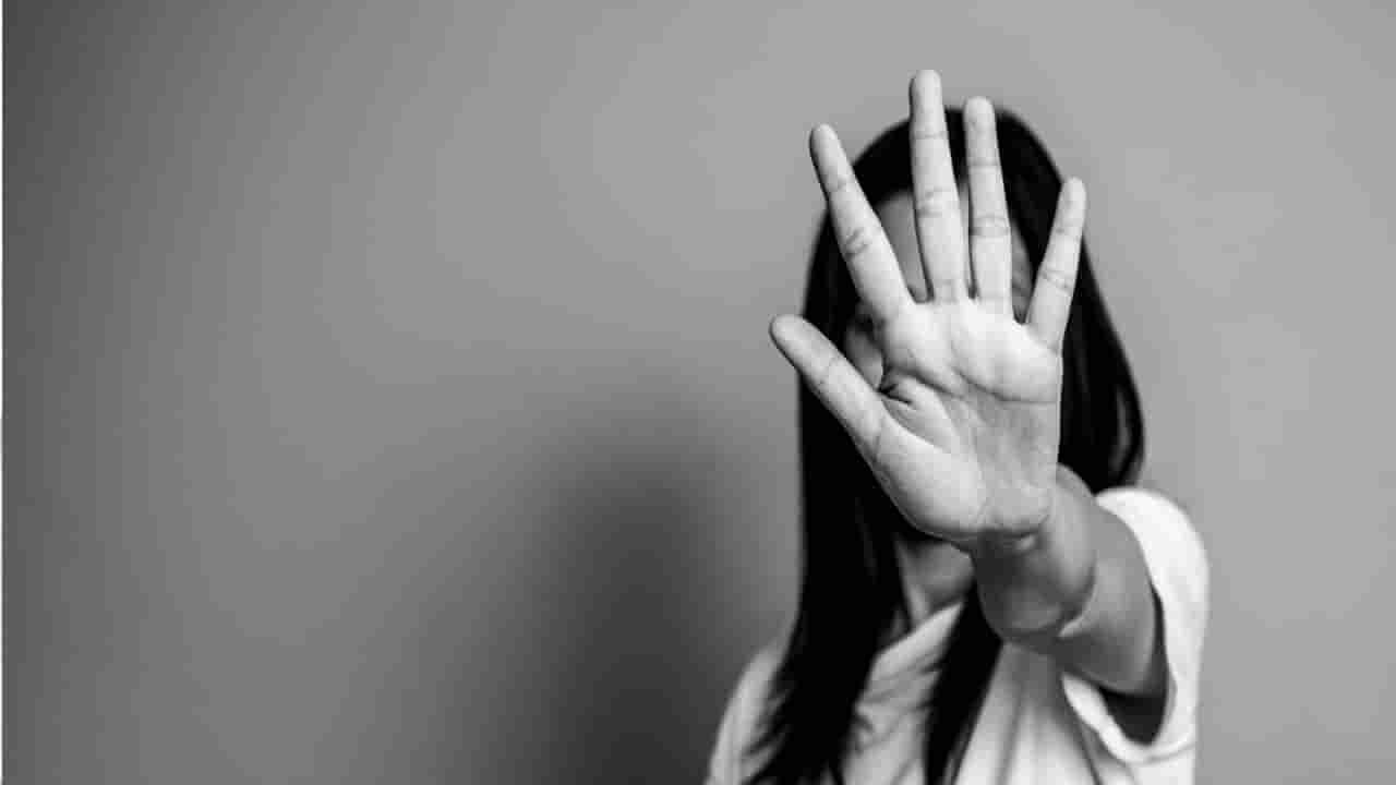 యువతిపై లైంగిక వేధింపులకు పాల్పడ్డ యూట్యూబర్ తోపాటు మహిళపై కేసు..!